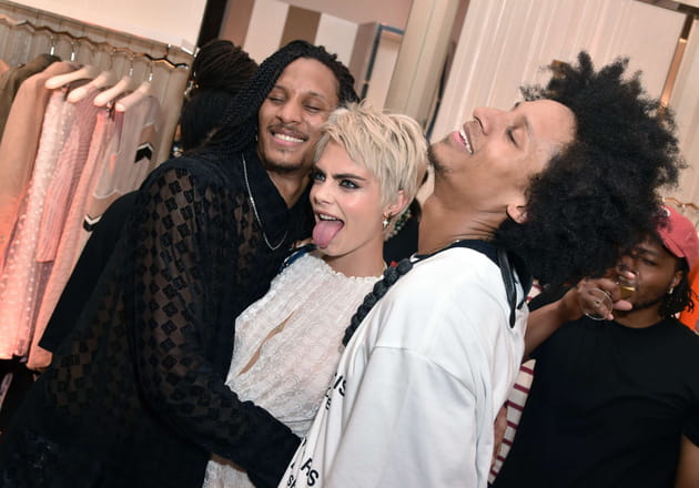 Cara Delevingne, bien entour&eacute;e par les Twins