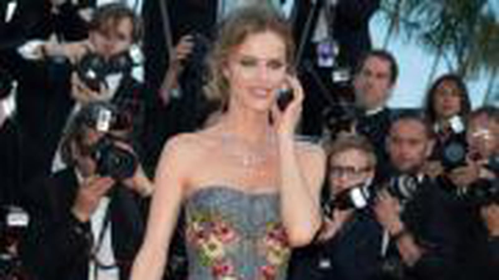 Eva Herzigova, délicate en Dolce & Gabbana