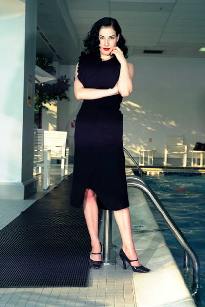Avant : Dita Von Teese à 29 ans en robe noire cintrée