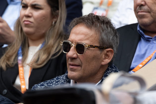 Julien Courbet, attentif dans les tribunes de Roland-Garros