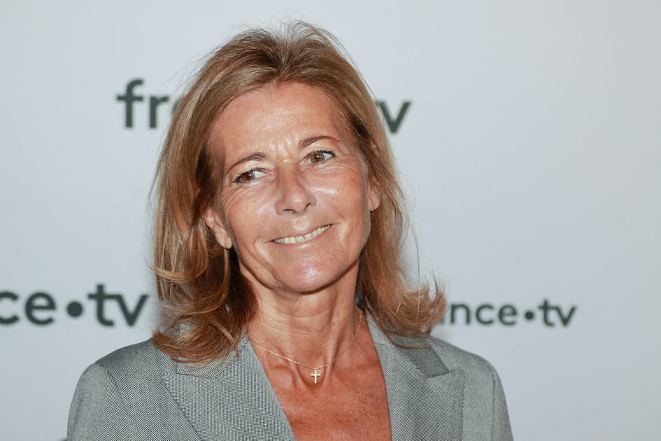 Le carr&eacute; mi-long blond sable de Claire Chazal