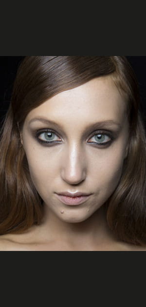 L&eacute;ger smoky chez Reem Acra