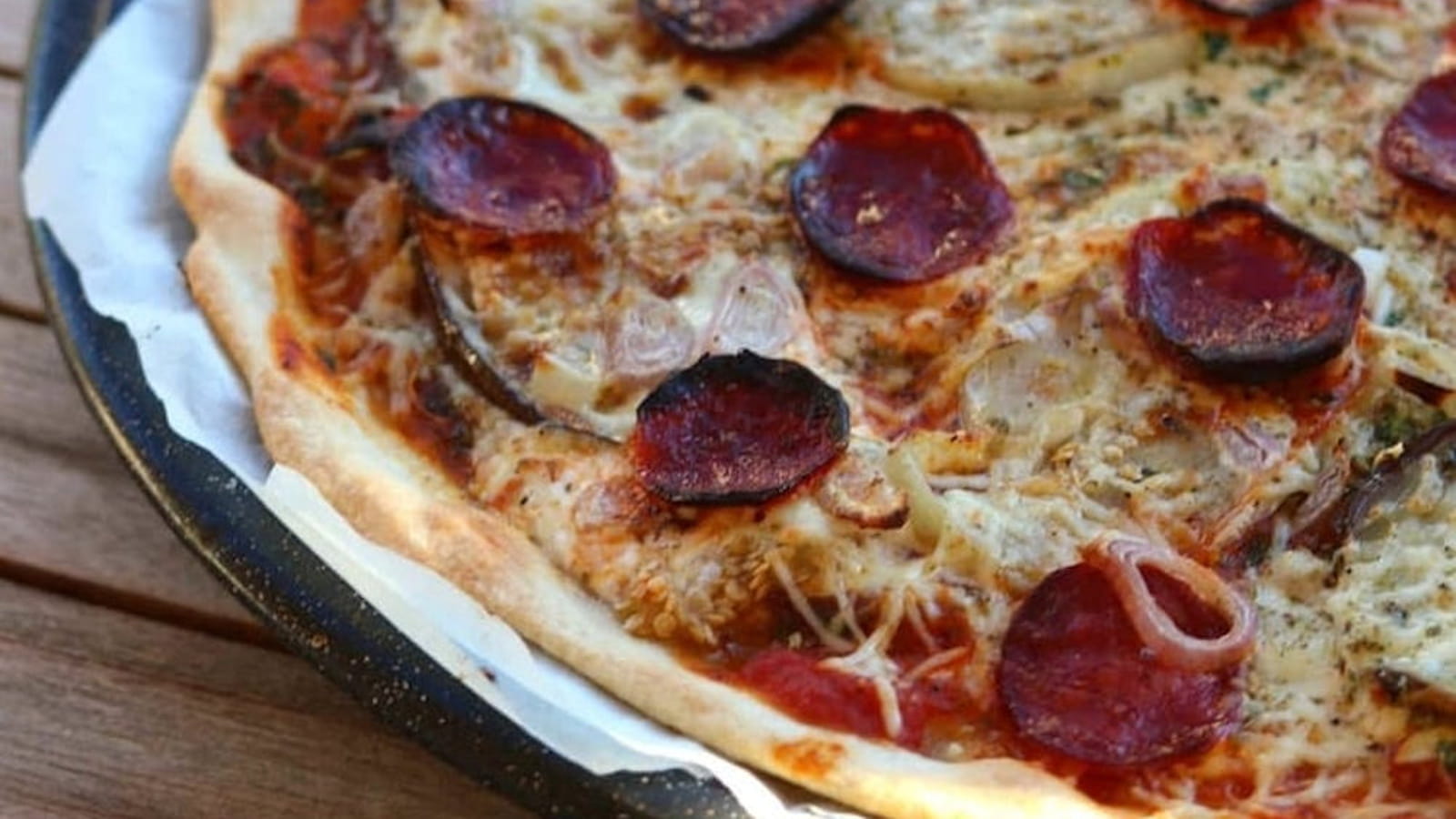 Pizza fine aux aubergines grillées, persillade et chorizo