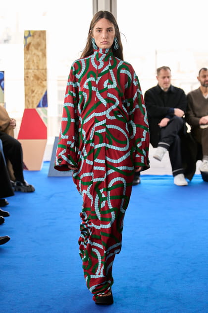 Robe longue imprimée rouge, bleu et vert aperçue sur le défilé AZ Factory