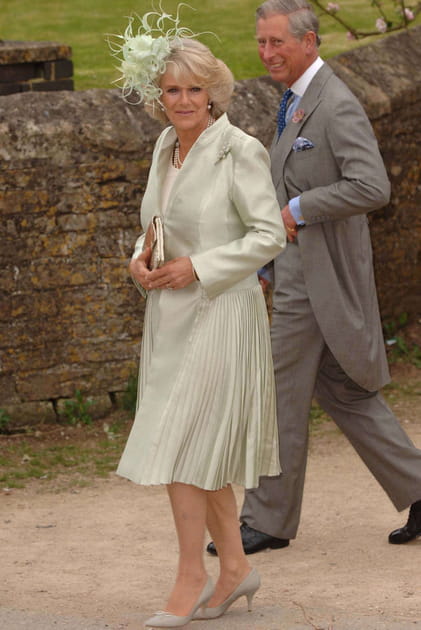 Camilla Parker-Bowles en robe vert pastel et escarpins gris clairs