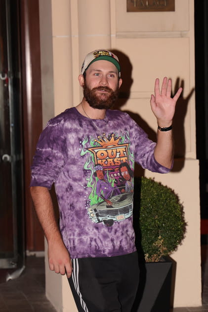 Comme sa c&eacute;l&egrave;bre m&egrave;re, Ren&eacute;-Charles Ang&eacute;lil prend le temps de saluer la foule