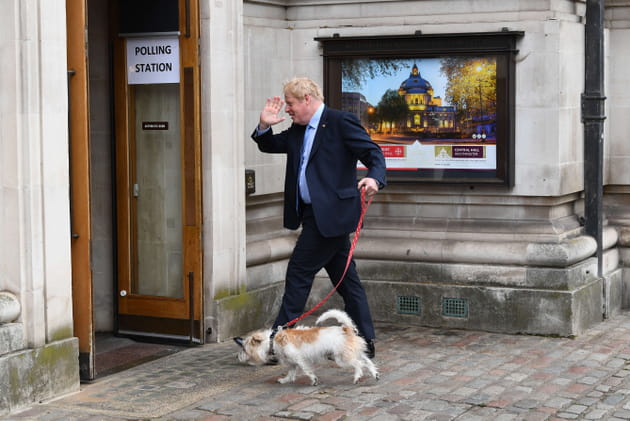 Boris Johnson prom&egrave;ne son chien Dilyn &agrave; Londres, le 5&nbsp;mai