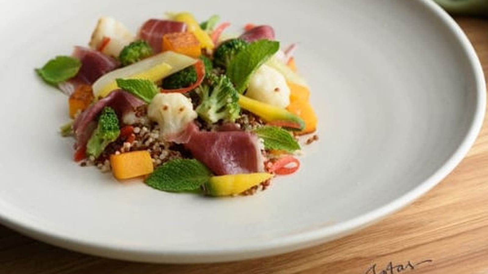 Quinoa blanc et rouge épicé aux légumes et au jambon cinco jotas
