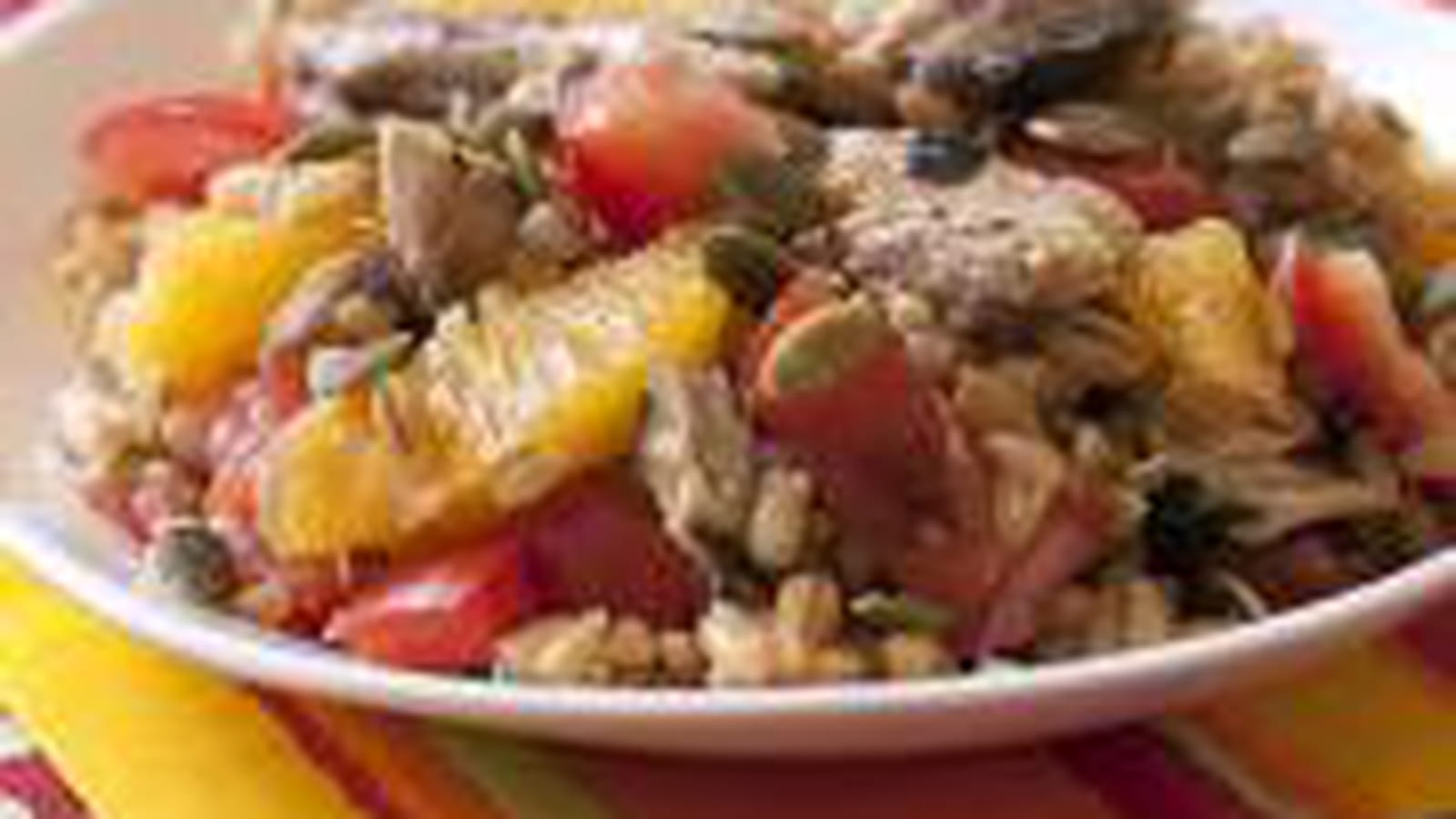 Salade d'orge aux oranges, tomates, maquereaux et gingembre