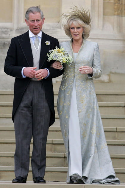 Camilla Parker-Bowles en long manteau gris et robe blanche