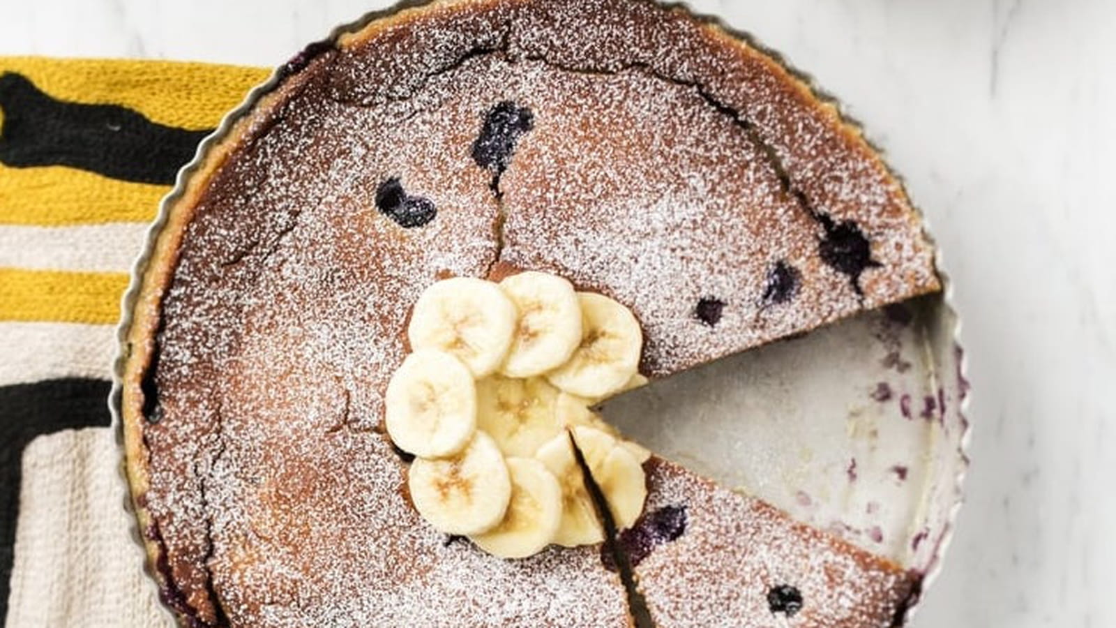 Clafoutis au lait de coco, à la banane et aux myrtilles