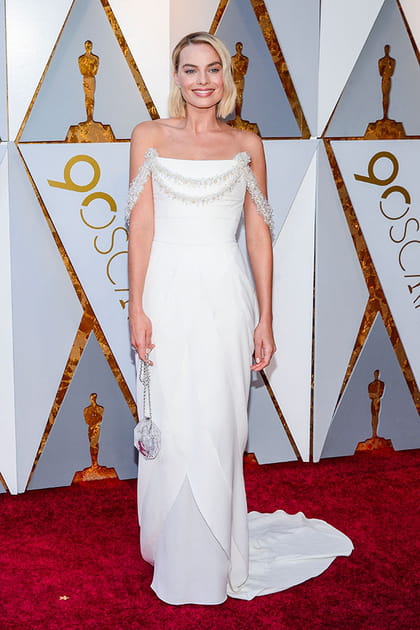 Margot Robbie en robe longue blanche à détails pailletés Chanel