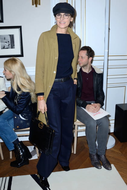 Inès de la Fressange en total look bleu marine et trench beige