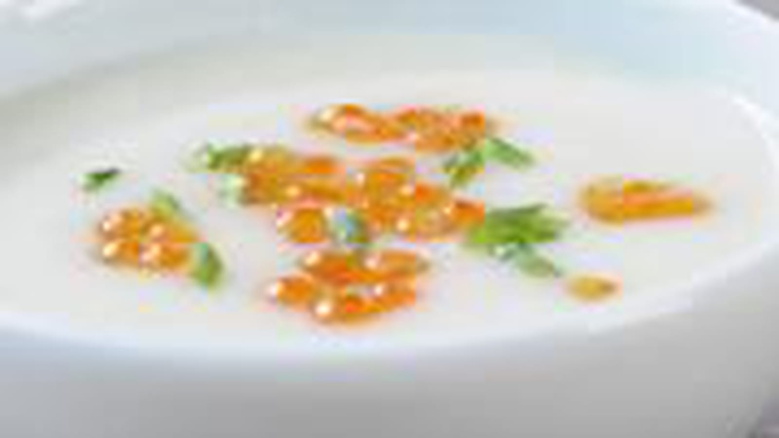 Soupe froide de chou-fleur et œufs de saumon