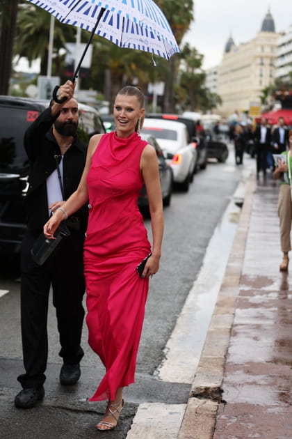 Pluie de stars... et pluie tout court &agrave; Cannes&nbsp;! Toni Garn s'abrite