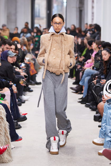 Veste nude et pantalon loose gris aperçus sur le défilé Ottolinger