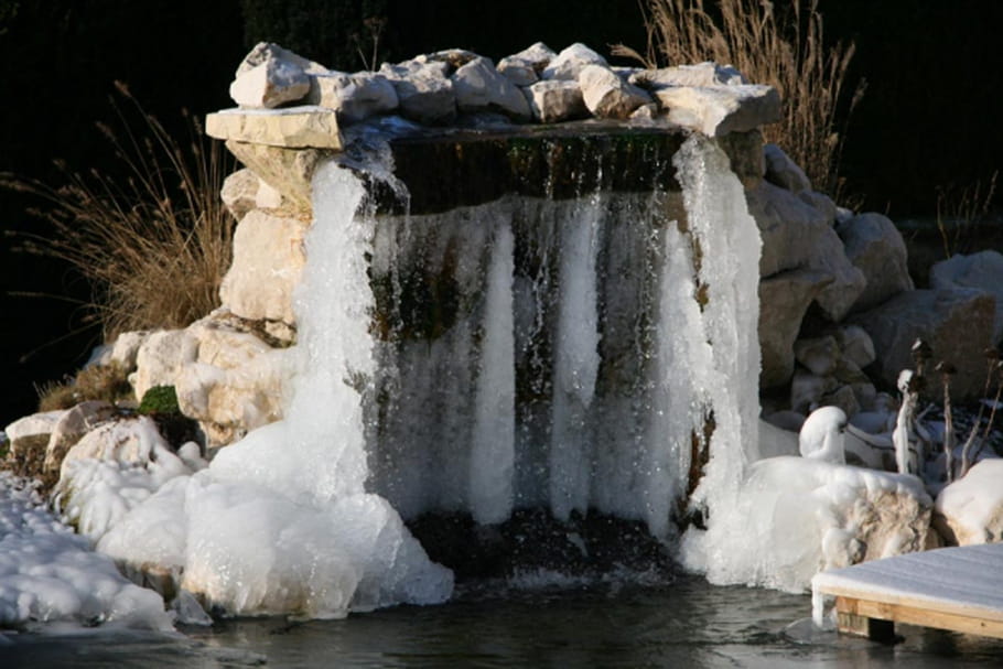 Protéger son point d'eau au jardin contre le froid