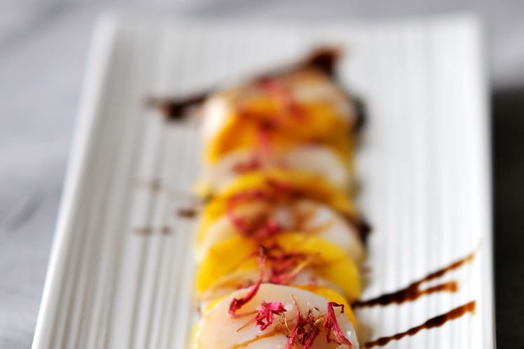 Carpaccio de Saint-Jacques à la mangue, caramel de vinaigre balsamique