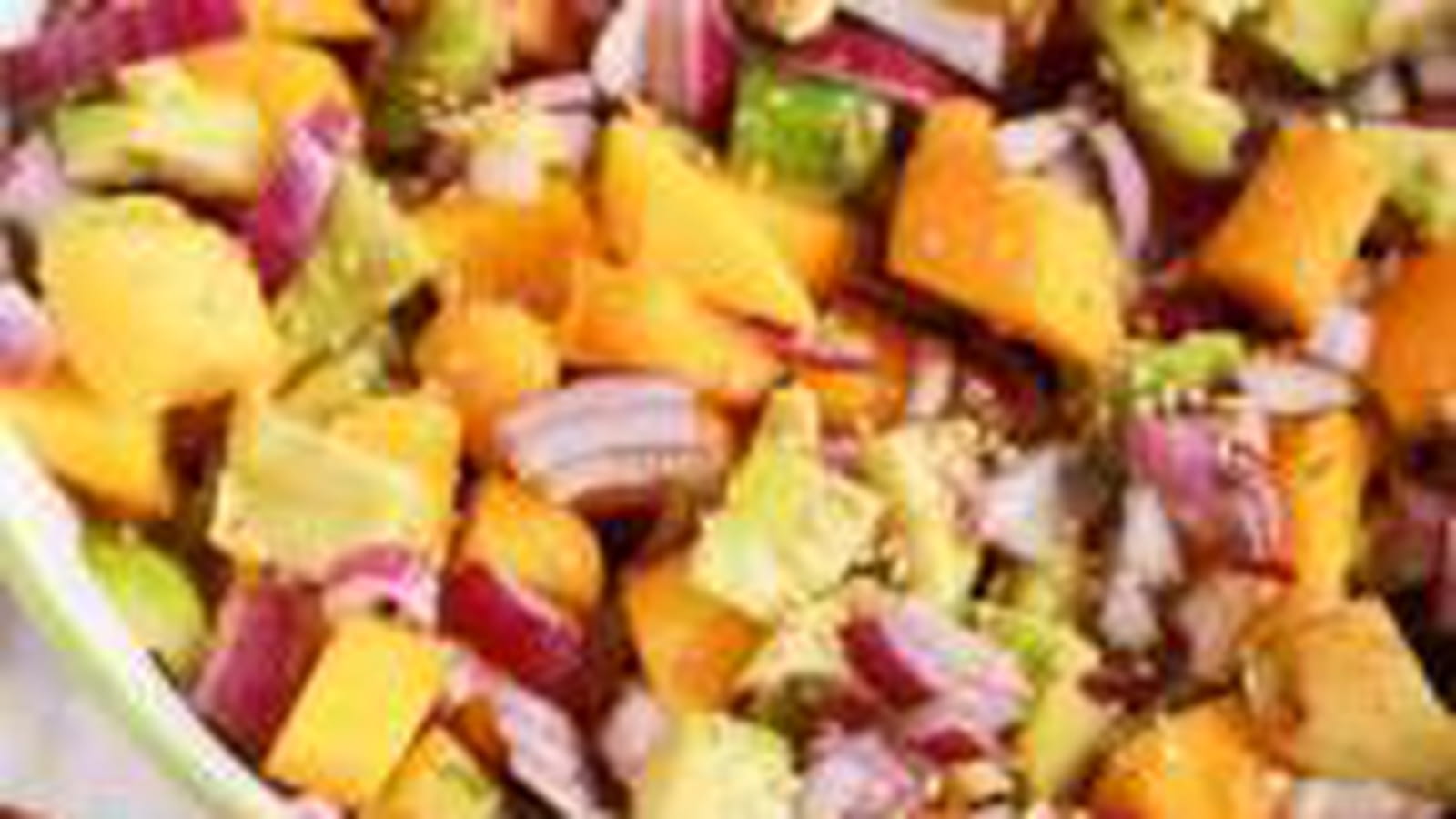 Salade d'avocat à la mangue et oignon rouge