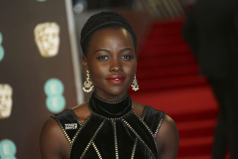 Lupita Nyong'o avec un double serre-t&ecirc;te noir