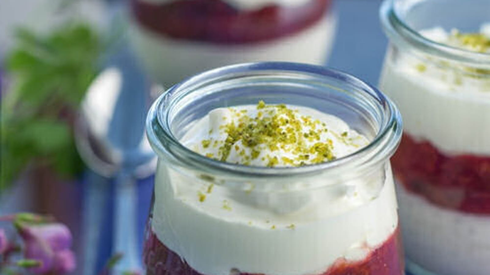 Riz au lait, compote de pruneaux et nuage de crème