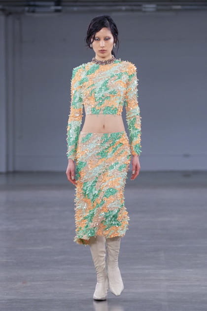 Jupe droite multicolore et top court&nbsp;aper&ccedil;us sur le d&eacute;fil&eacute; Knwls