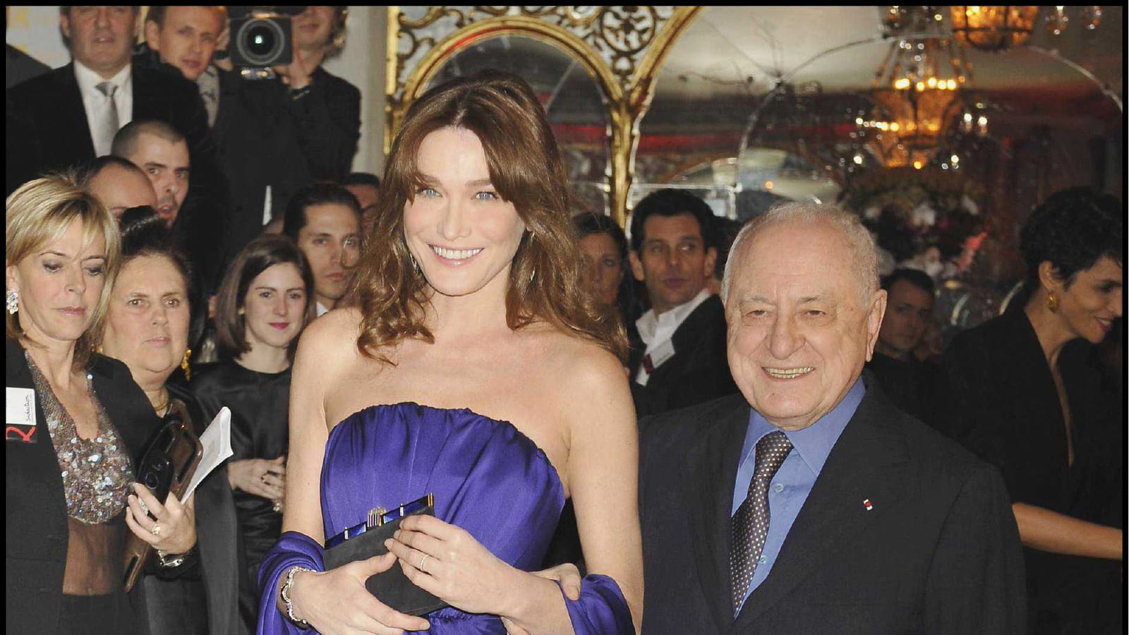 Accompagné par Carla Bruni