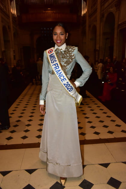 Cl&eacute;mence Botino Miss France 2020&nbsp;au d&eacute;fil&eacute; Julien Fourni&eacute;