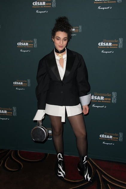 Camélia Jordana en chemise blanche et santiags