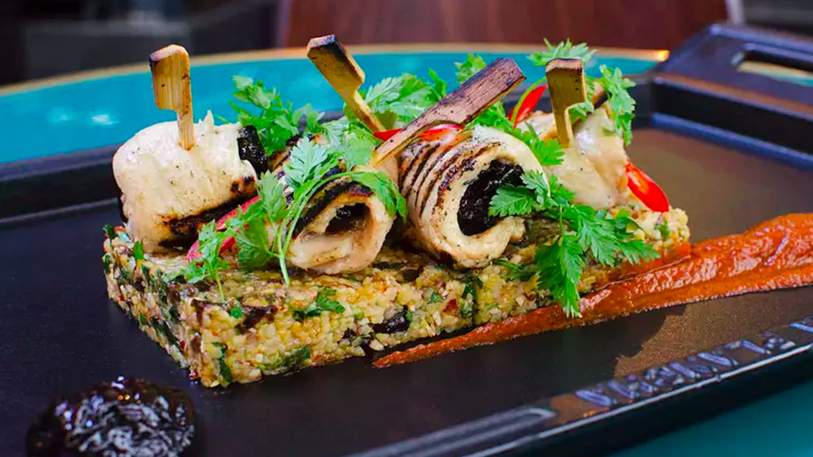 Brochettes de poulet farcies aux pruneaux d'Agen IGP, boulghour de maïs et harissa aux pruneaux d'Agen