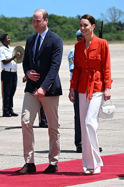 Kate Middleton en veste rouge nou&eacute;e et en pantalon blanc &eacute;vas&eacute;