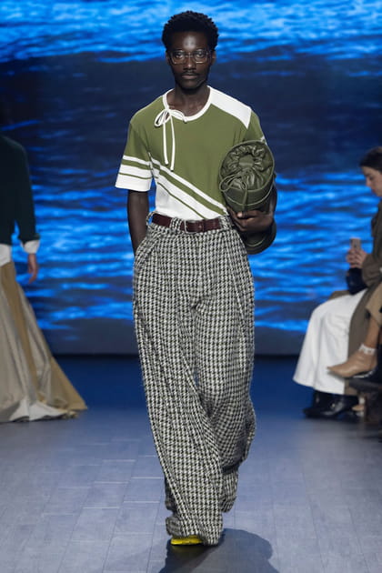 T-shirt vert et blanc et pantalon loose &agrave; motif pied-de-poule aper&ccedil;us sur le d&eacute;fil&eacute; S.S. Daley
