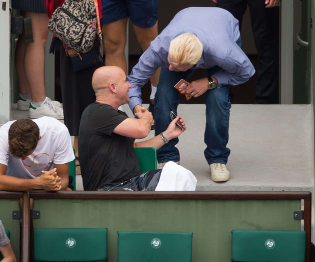 Les tennismen Boris Becker et André Agassi se serrent la pince
