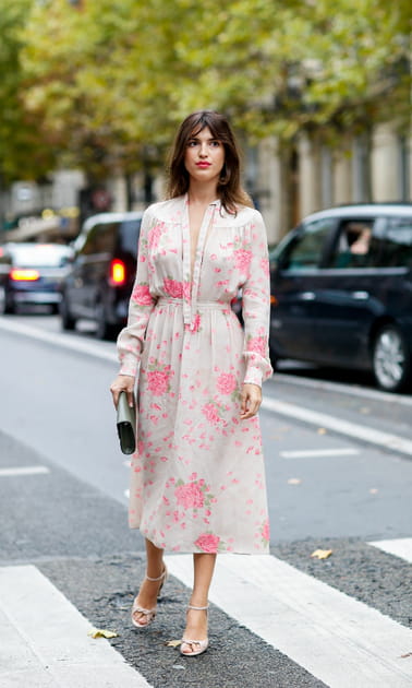 Jeanne Damas en robe ceinturée fleurie Valentino