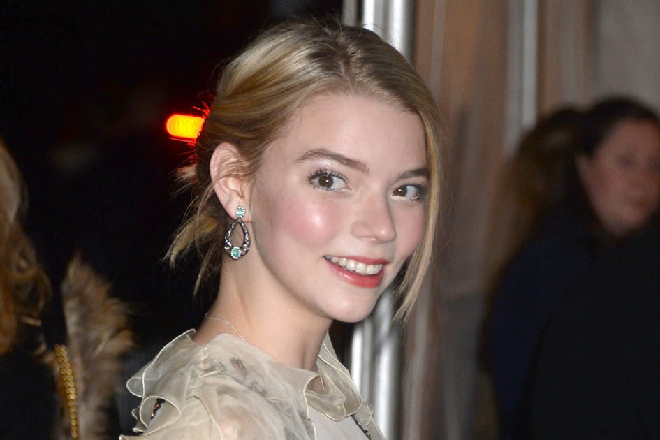 Les yeux illumin&eacute;s par un crayon blanc d'Anya Taylor-Joy