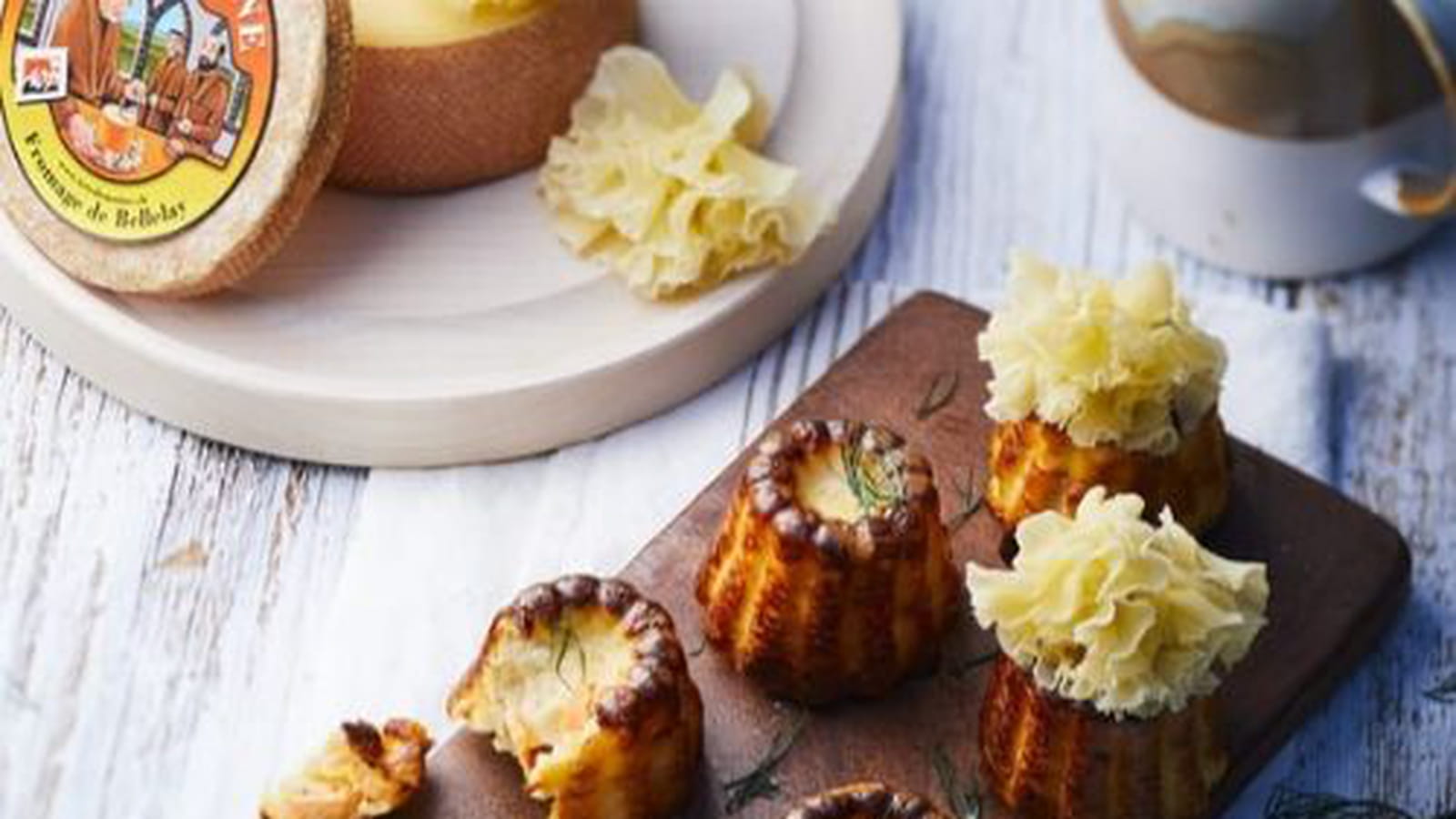 Cannelés salés au saumon, aneth et tête de Moine