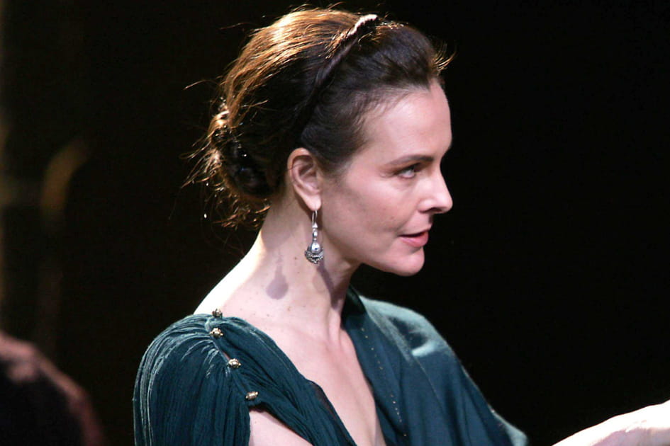 Carole Bouquet, royale avec sa couronne torsad&eacute;e