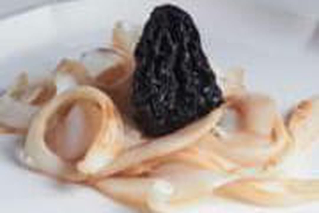Tagliatelle de seiche aux morilles et encre de seiche