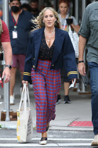 Carrie Bradshaw en pantalon &agrave; carreaux et veste bleu marine Dior