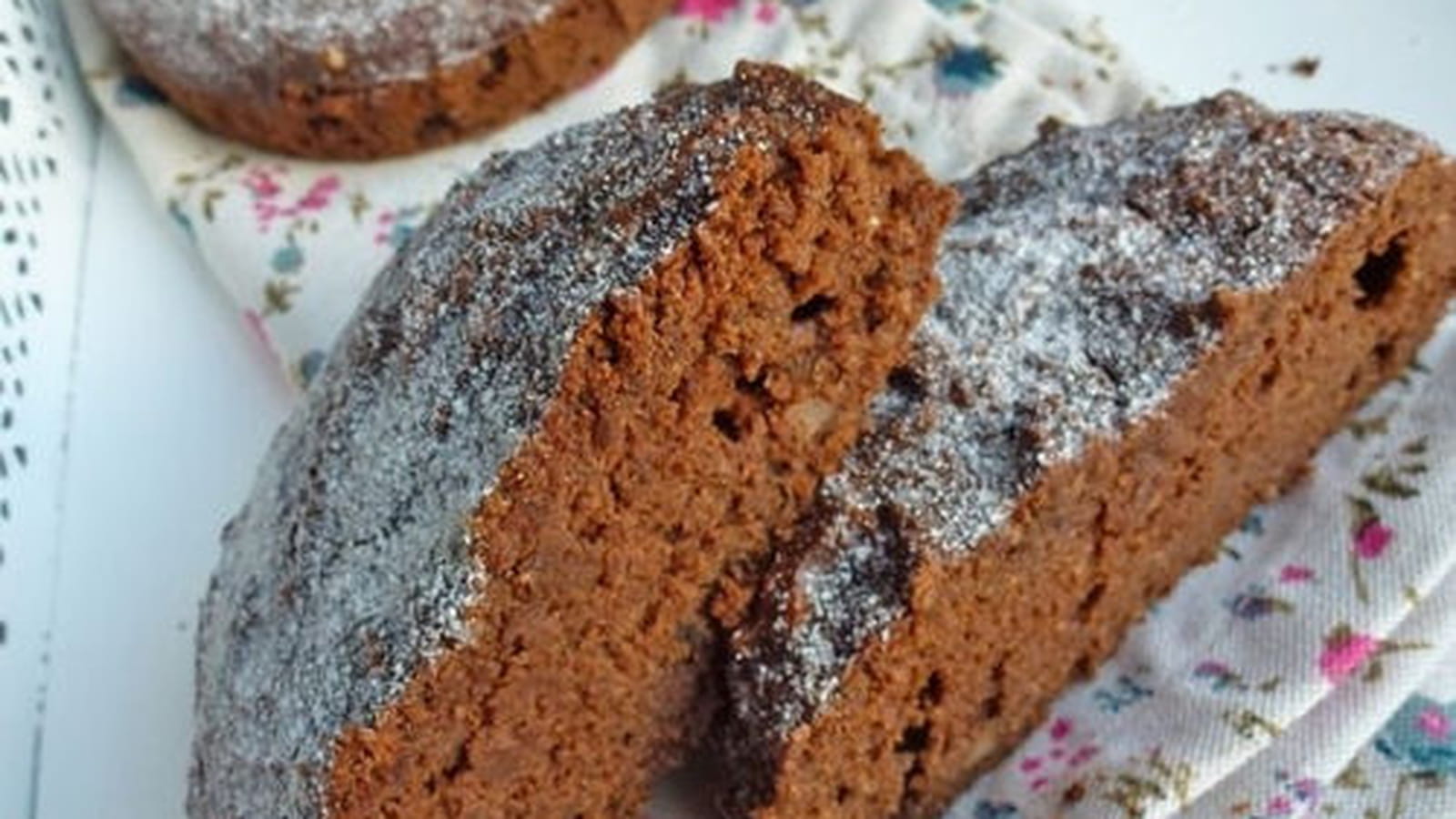 Gâteau au chocolat et noisettes à la farine de châtaigne et de sarrasin, sans céréales