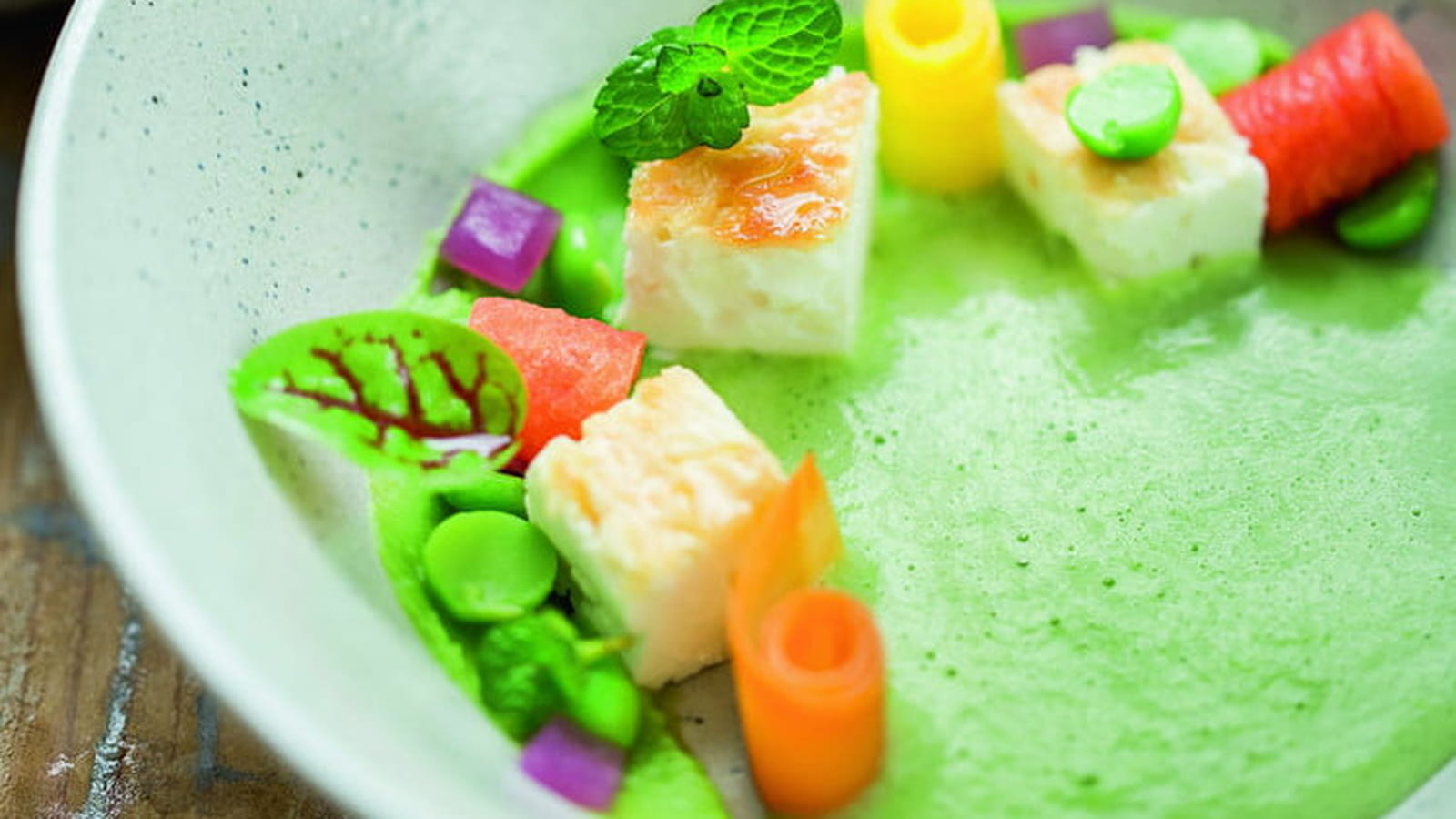 Feta de brebis grillée, velouté de petits pois au yaourt, menthe et gingembre