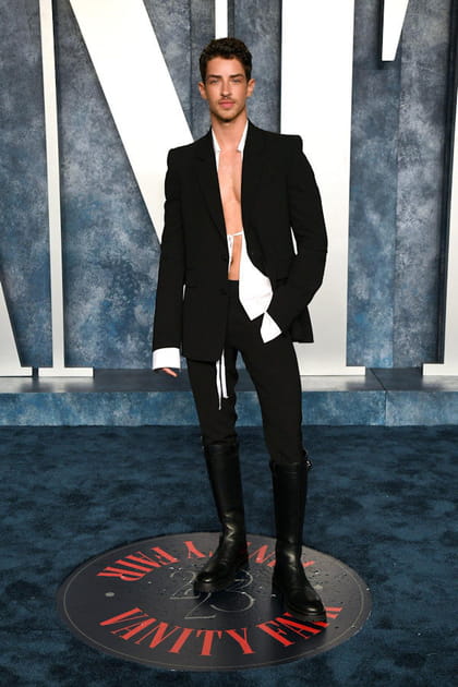 Manu Ríos en chemise blanche ouverte et pantalon en cuir slim Ann Demeulemeester