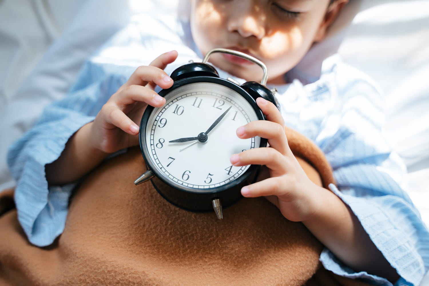 Adapter les enfants à l'heure d'hiver : la méthode des 15 minutes pour les habituer au nouveau rythme de sommeil