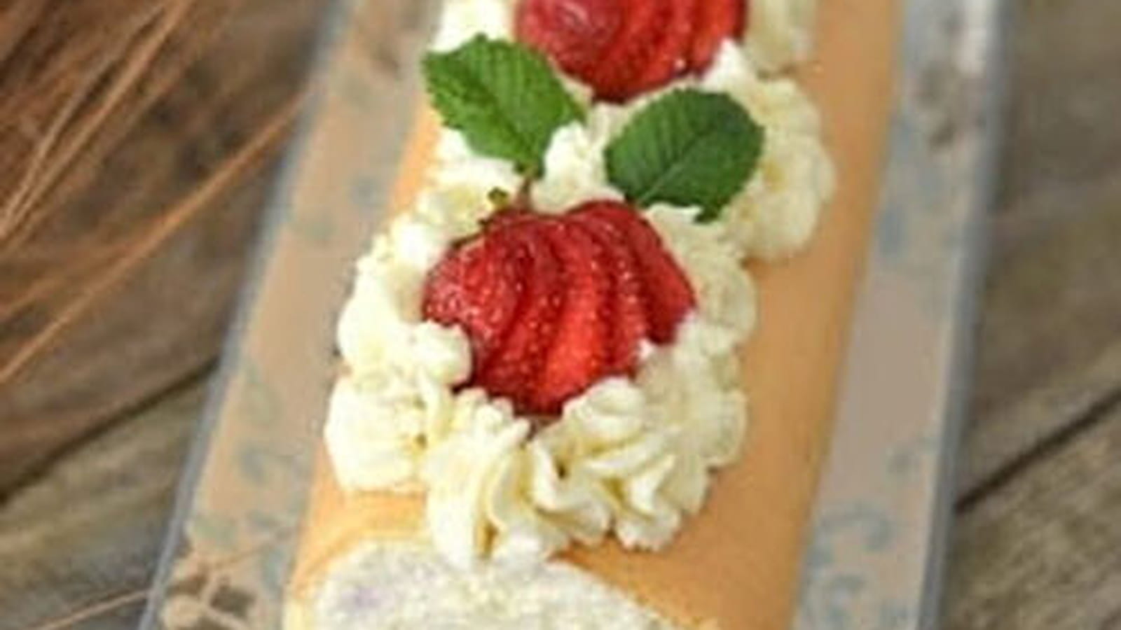 Gâteau roulé au citron vert et aux fraises