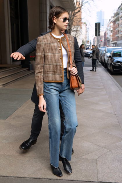 Kaia Gerber en jean et veste à carreaux