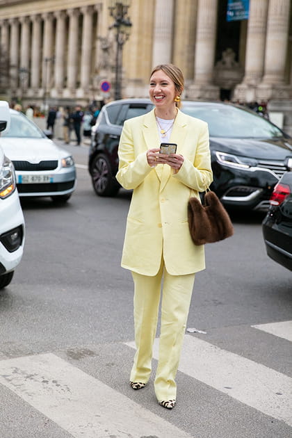 Lisa Aiken en costume jaune citron