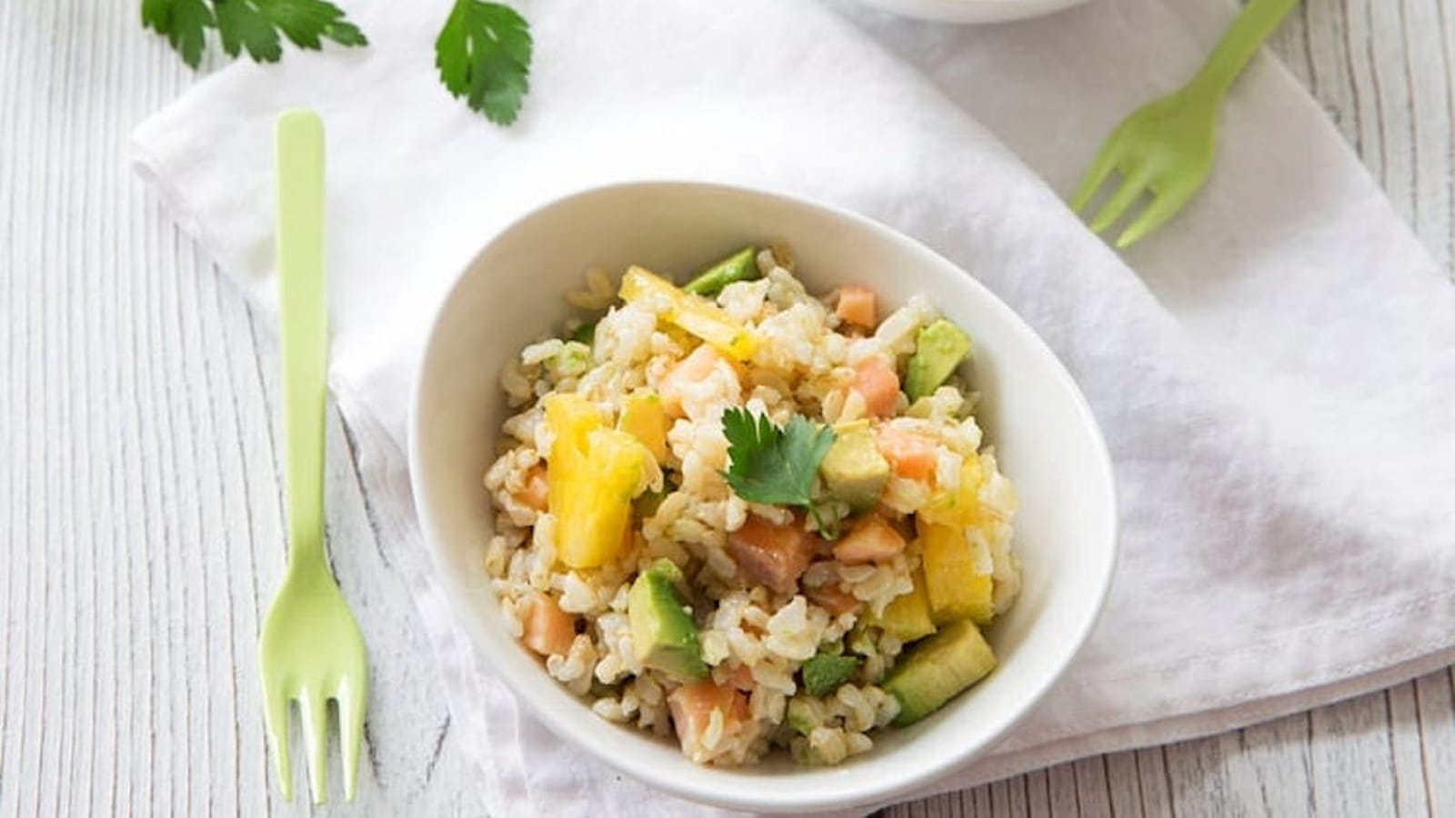 Salade de riz, saumon, avocat et ananas
