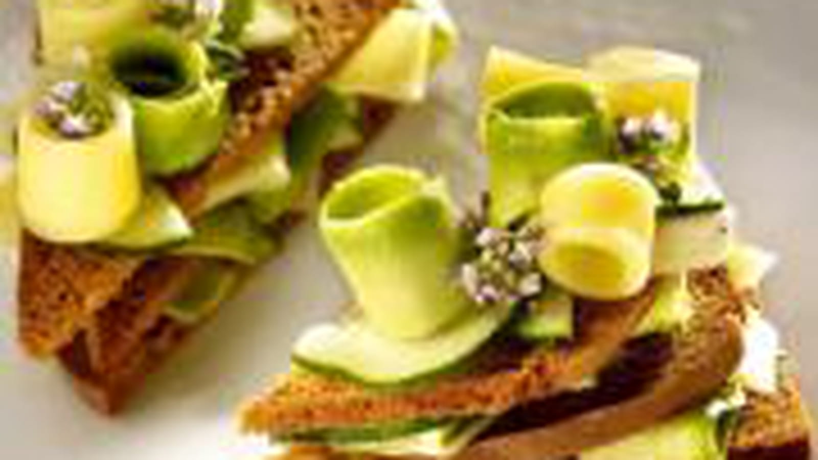 Millefeuille de Comté au pain d'épices, avocat et concombre