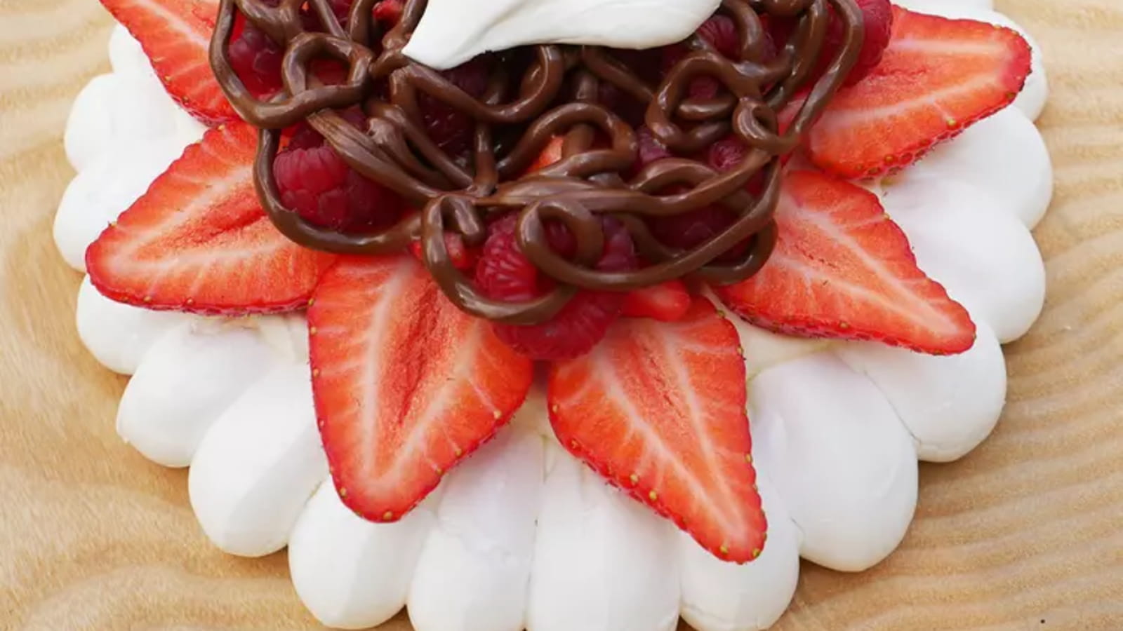 Pavlova aux fruits rouges et au Nutella