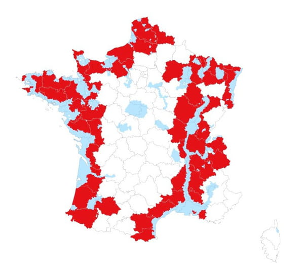 Carte des zones concernées par les mesures de prévention (ZRP en bleu, départements en rouge) :